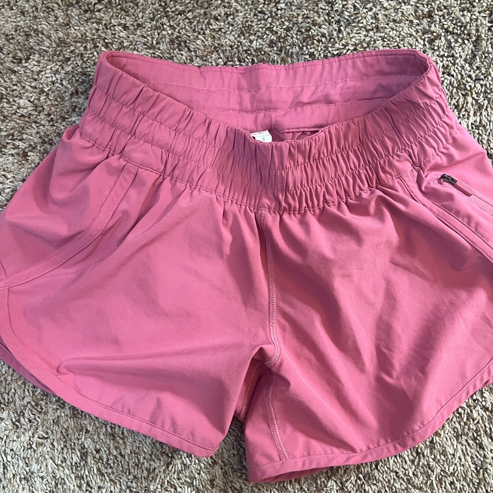 Lululemon Hotty Hot shorts 2.5 “ Size 6.